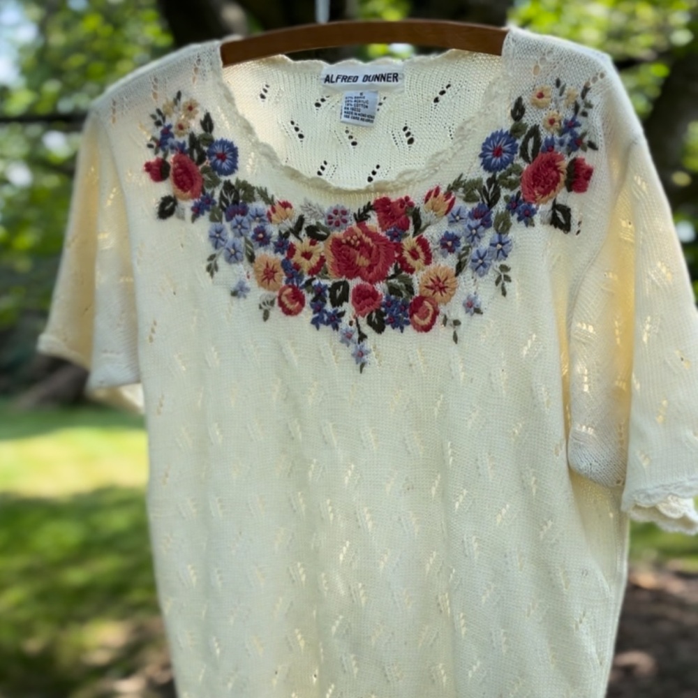 Alfred dunner vintage short sleeve sweater with floral embroidery size small